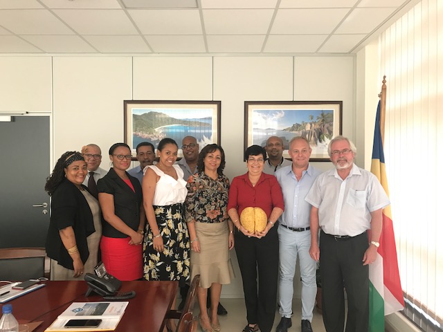 Le Consul Honoraire des Seychelles à Monaco rencontre aux Seychelles la Ministre de la Jeunesse, des Sports et de la Culture
