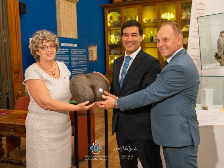 « Des Seychelles à Monaco: An unforgettable event with an official donation of a Coco de mer seed by the Seychelles Islands Foundation (SIF) to the Oceanographic Museum of Monaco.